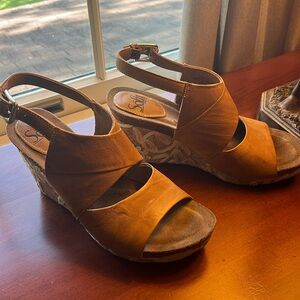 SOFFT size 8.5 the color is more of a mustard color ( brownish-yellow)
